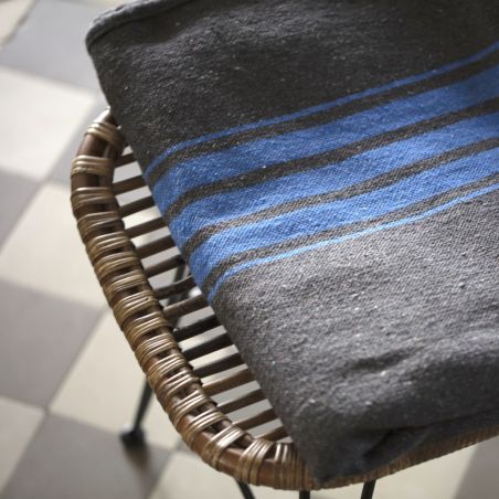 La couverture en fibres recyclées bleu. Taille rectangulaire – 146 x 200 cm